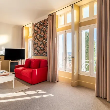 Du Chateau Des Fines Roches فندق