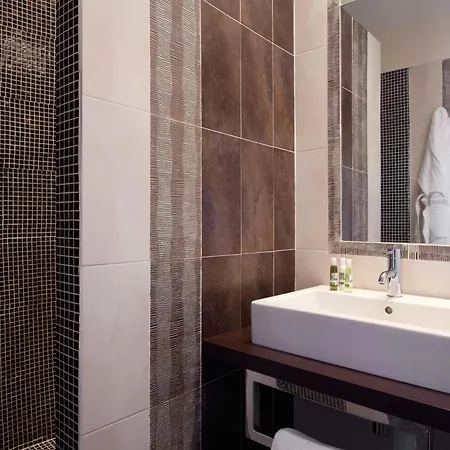 فندق Du Chateau Des Fines Roches 4*