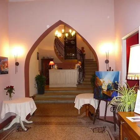فندق Du Chateau Des Fines Roches 4*