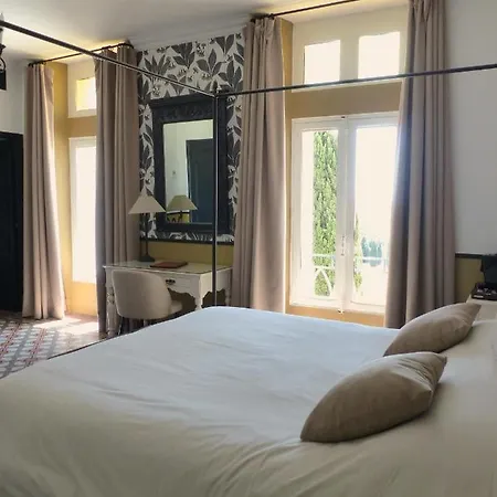 Hotel Du Chateau Des Fines Roches 4*