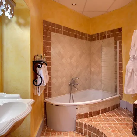 Du Chateau Des Fines Roches Hotel 4*